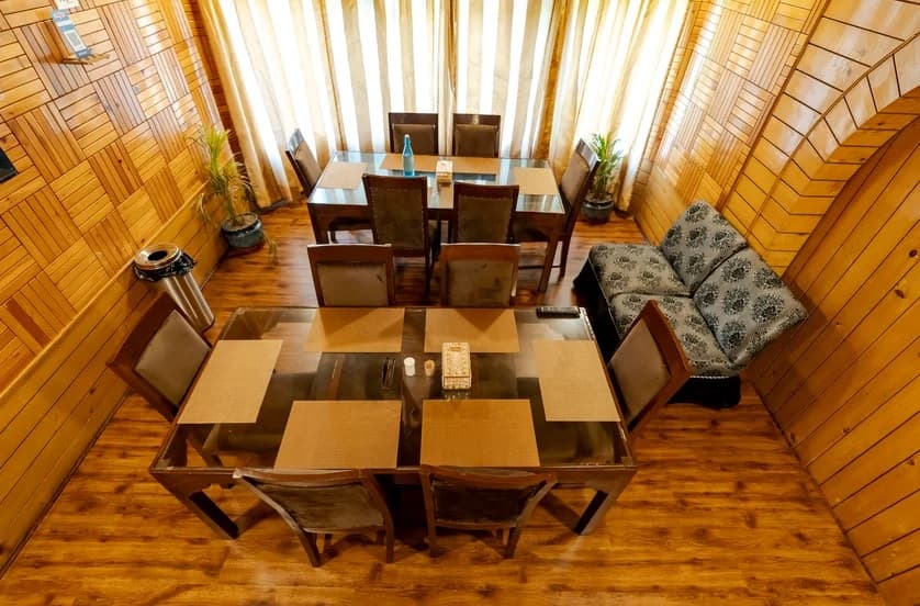 Traditional Kashmiri Dining Experience